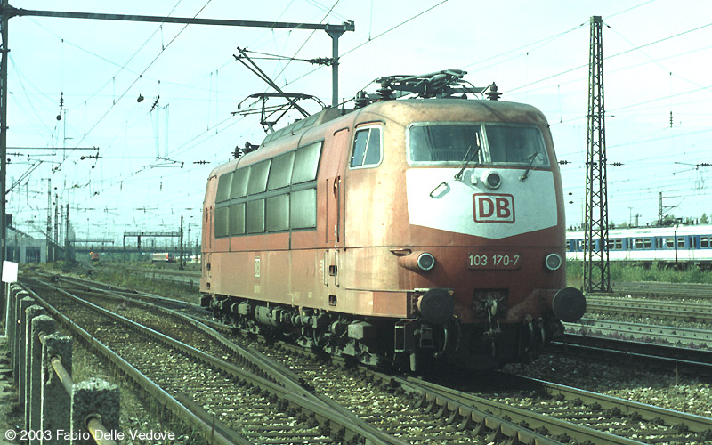 103 170-7 rückt am Samstagmittag während des Oktoberfestes ins BW ein (München Donnersberger Brücke, September 2001).