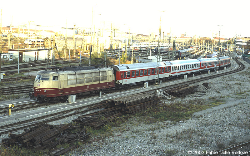 Um 35 Minuten verfrühte Abfahrt des Fbz 75004 (München - Hamburg Langenfelde) mit 103 132-7 (München Donnersberger Brücke,  16.10.2003).