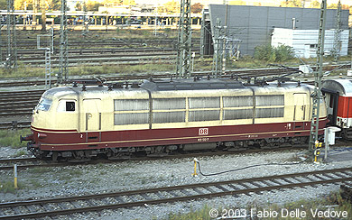 Zum Vergrößern klicken - Um 35 Minuten verfrühte Abfahrt des Fbz 75004 (München - Hamburg Langenfelde) mit 103 132-7 (München Donnersberger Brücke, 16.10.2003).