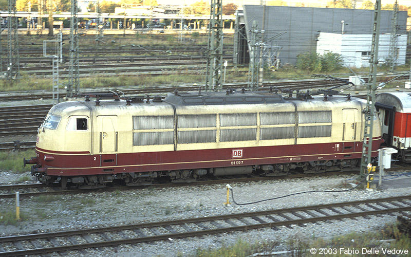 Um 35 Minuten verfrühte Abfahrt des Fbz 75004 (München - Hamburg Langenfelde) mit 103 132-7 (München Donnersberger Brücke,  16.10.2003).