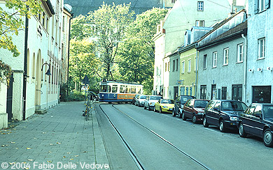 Ein paar Minuten sp&auml;ter biegt der Triebwagen 2659 vom Johannisplatz kommend in die Schlo&szlig;stra&szlig;e ein, wo die Fahrg&auml;ste in Richtung Betriebshof einsteigen k&ouml;nnen (M&uuml;nchen, 27.10.2001).