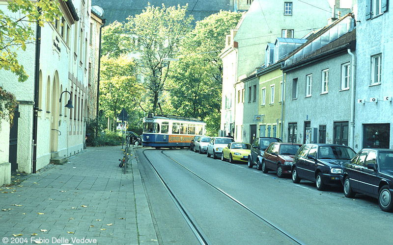 Ein paar Minuten sp&auml;ter biegt der Triebwagen 2659 vom Johannisplatz kommend in die Schlo&szlig;stra&szlig;e ein, wo die Fahrg&auml;ste in Richtung Betriebshof einsteigen k&ouml;nnen (M&uuml;nchen, 27.10.2001).