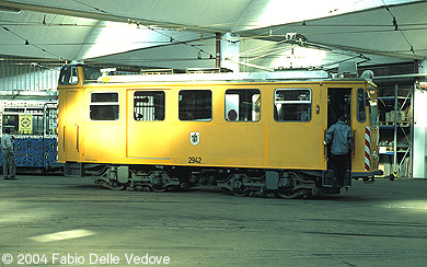 Der Fahrleitungskontrollwagen 2942 stie&szlig; bei den Besuchern auf sehr gro&szlig;es Interesse (M&uuml;nchen, 27.10.2001).