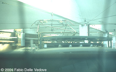 Blick durch die leicht getr&uuml;bten Scheiben der Beobachtungskanzel auf die Oberleitung und den Stromabnehmer. (M&uuml;nchen, 27.10.2001).