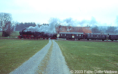 Zum Vergr&ouml;&szlig;ern klicken - Bemerkenswerte &Uuml;bereinstimmung zwischen dem Verkehrszeichn vor dem unbeschrankten Bahn&uuml;bergang und dem vorbeifahrenden Zug (Mennisweiler, 06. April 2003).