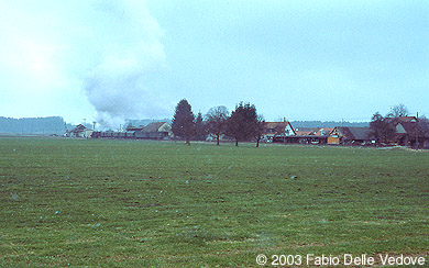 Zum Vergr&ouml;&szlig;ern klicken - Die 52 7596 entschwindet mit ihren historischen Wagen Richtung Ro&szlig;berg (Mennisweiler, 6. April 2003).