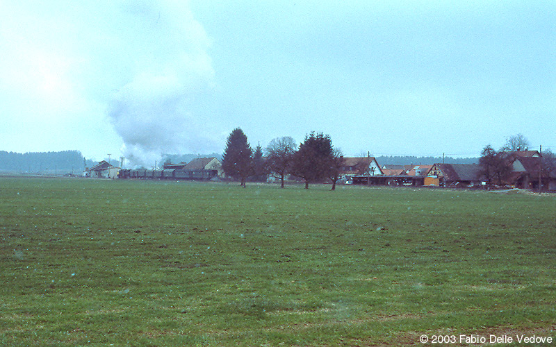 Die 52 7596 entschwindet mit ihren historischen Wagen Richtung Ro&szlig;berg (Mennisweiler, 6. April 2003).
