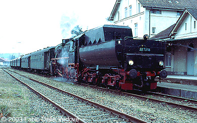 Zum Vergr&ouml;&szlig;ern klicken - Gleich h&auml;lt 52 7596 mit dem EFZ-Sonderzug auf Gleis 2 (Bad Waldsee, 06. April 2003).