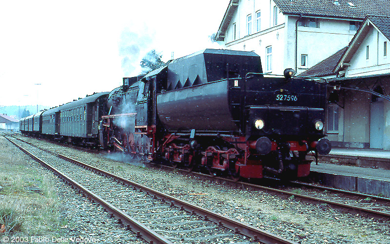 Gleich h&auml;lt 52 7596 mit dem EFZ-Sonderzug auf Gleis 2 (Bad Waldsee, 06. April 2003).