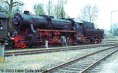 Zum Vergr&ouml;&szlig;ern klicken - Vor 50 Jahren sicher noch oft zu beobachten, das Kontrollieren der Lager (Bad Waldsee, 06. April 2003).
