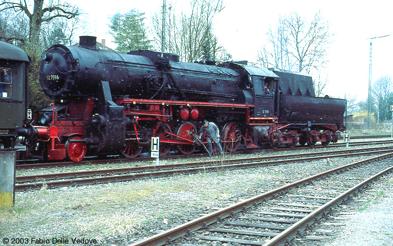 Vor 50 Jahren sicher noch oft zu beobachten, das Kontrollieren der Lager (Bad Waldsee, 06. April 2003).
