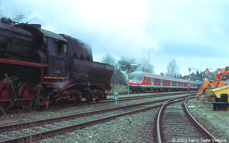 Einfahrt des RE 21211 (Aulendorf - Ki&szlig;legg - Memmingen -Augsburg) um 11:15 Uhr auf Gleis 1 (Bad Waldsee, 06. April 2003).