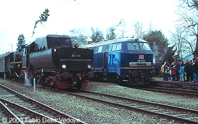 Zum Vergr&ouml;&szlig;ern klicken - Die Begeisterung beim Publikum war gro&szlig;, als sich zur historischen Dampflok 52 7596 auch noch die K&ouml;nig-Ludwig-Lok 218 473-7 gesellte (Bad Waldsee, 06. April 2003).