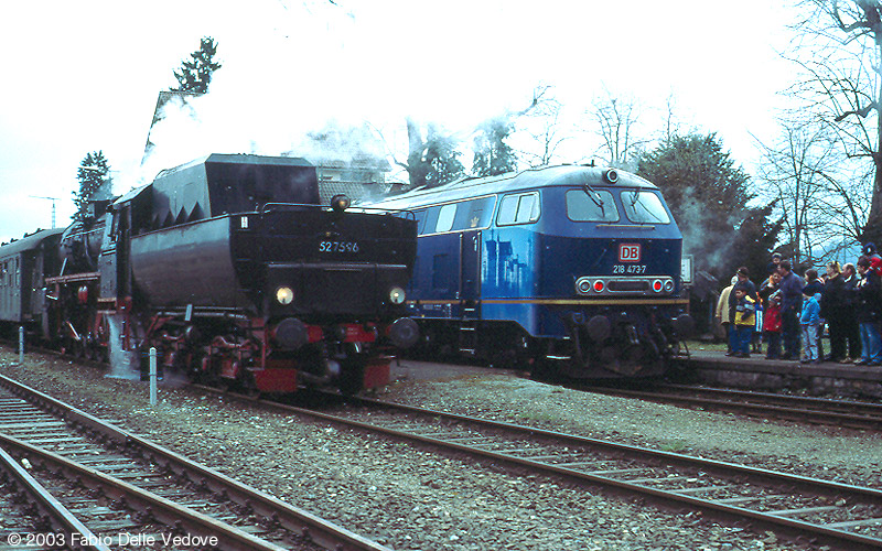 Die Begeisterung beim Publikum war gro&szlig;, als sich zur historischen Dampflok 52 7596 auch noch die K&ouml;nig-Ludwig-Lok 218 473-7 gesellte (Bad Waldsee, 06. April 2003).