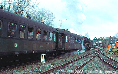 Zum Vergr&ouml;&szlig;ern klicken - Abfahrt des Dampfzuges nach Aulendorf (Bad Waldsee, 06. April 2003).