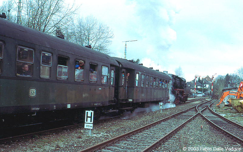 Abfahrt des Dampfzuges nach Aulendorf (Bad Waldsee, 06. April 2003).