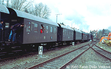 Zum Vergr&ouml;&szlig;ern klicken - Die Ausfahrt der 52 7596 wird aus dem Zug heraus genau beobachtet (Bad Waldsee, 06. April 2003).