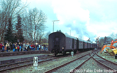 Zum Vergr&ouml;&szlig;ern klicken - Auch die Schaulustigen auf dem Bahnsteig verfolgen mit gro&szlig;er Freude das Dampfspektakel der 52 7596 bei der Ausfahrt (Bad Waldsee, 06. April 2003).