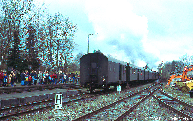 Auch die Schaulustigen auf dem Bahnsteig verfolgen mit gro&szlig;er Freude das Dampfspektakel der 52 7596 bei der Ausfahrt (Bad Waldsee, 06. April 2003).