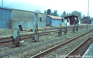 Zum Vergr&ouml;&szlig;ern klicken - Derartige Seilzuggewichte sind andernorts nur mehr selten zu sehen (Bad Waldsee, 06. April 2003).