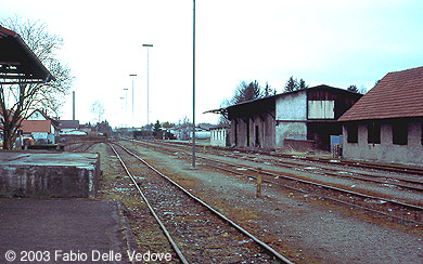 Zum Vergr&ouml;&szlig;ern klicken - Blick nach Westen in Richtung Ro&szlig;berg (Bad Wurzach, 04. April 2003).