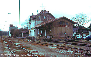 Zum Vergr&ouml;&szlig;ern klicken - 1Das Empfangsgeb&auml;ude mit G&uuml;terschuppen und Laderampe (Bad Wurzach, 06. April 2003).
