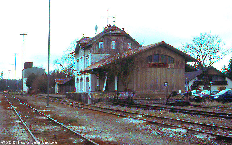 Das Empfangsgeb&auml;ude mit G&uuml;terschuppen und Laderampe (Bad Wurzach, 06. April 2003).
