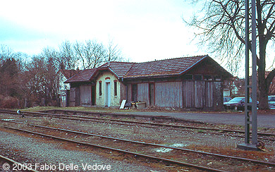 Zum Vergr&ouml;&szlig;ern klicken - Ein Nebengeb&auml;ude im Bahnhof Bad Wurzach (06 April 2003).