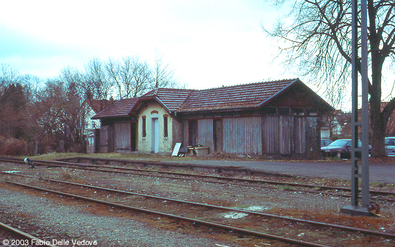 Ein Nebengeb&auml;ude im Bahnhof Bad Wurzach (06 April 2003).