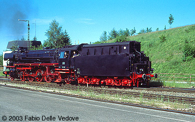 Zum Vergr&ouml;&szlig;ern klicken - Nach dem die abgekuppelte V80 002 Gleis 2 bereits verlassen hat, kann 41 018 dorthin umsetzen (Kempten Hauptbahnhof, 01.06.2003).