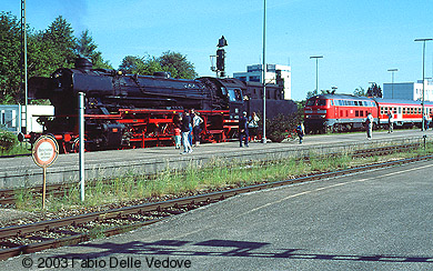 Zum Vergr&ouml;&szlig;ern klicken - 41 018 f&auml;hrt auf Gleis 2 zum historischen Zug (Kempten Hauptbahnhof, 01.06.2003).