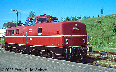 Zum Vergr&ouml;&szlig;ern klicken - V80 002 setzt &uuml;ber Gleis 3 an das Zugende um (Kempten Hauptbahnhof, 01.06.2003).