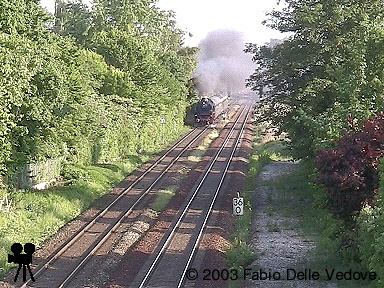 Video: Der Dampfsonderzug des DB-Museums mit 41 018 und V80 002 ist am 01.06.2003 auf der R&uuml;ckfahrt nach M&uuml;nchen Hbf. Soeben hat er den Bahnhof Memmingen verlassen.