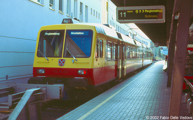 Der moderne Triebwagen 10.207 der Montafoner Bahn (MBS) f&auml;hrt in wenigen Minuten von Gleis 11 in Richtung Schruns ab (Bludenz, September 2002)