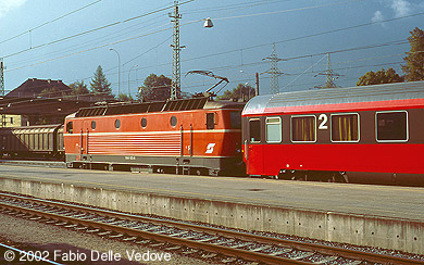 Zum Vergr&ouml;&szlig;ern klicken - In der Morgensonne f&auml;hrt 1044 123-6 mit dem IC 669 "Steirisches Thermenland" (Bregenz - Bludenz - Innsbruck Hbf - Graz Hbf) ab (Bludenz, September 2002).