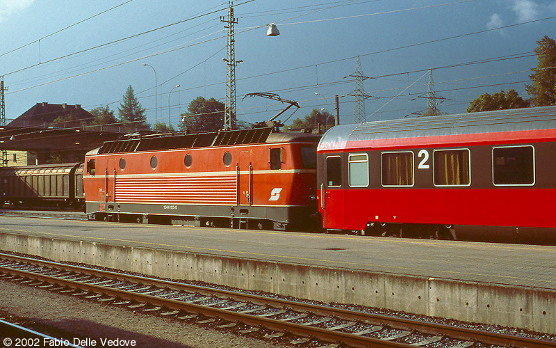 In der Morgensonne f&auml;hrt 1044 123-6 mit dem IC 669 "Steirisches Thermenland" (Bregenz - Bludenz - Innsbruck Hbf - Graz Hbf) ab (Bludenz, September 2002)