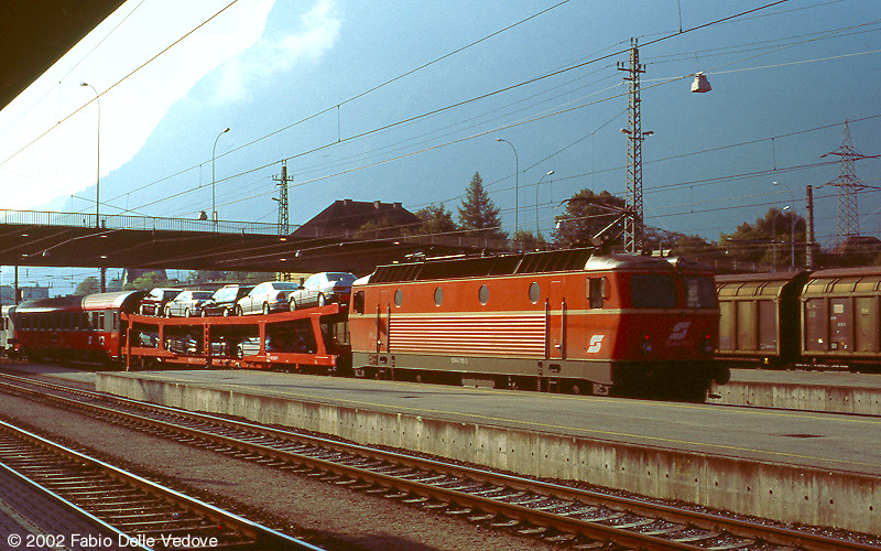 1044 110-3 hilft dem IC 669 "Steirisches Thermenland" (Bregenz - Bludenz - Innsbruck Hbf - Graz Hbf) als Schiebelok &uuml;ber den Arlberg (Bludenz, September 2002).