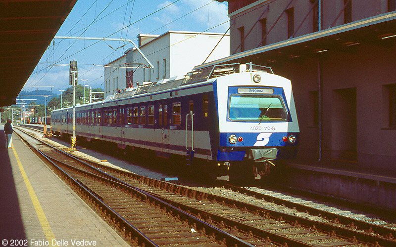 Auf Gleis 1a steht 4020 110-5 der &Ouml;BB zur R&uuml;ckfahrt nach Bregenz bereit (Bludenz, September 2002)