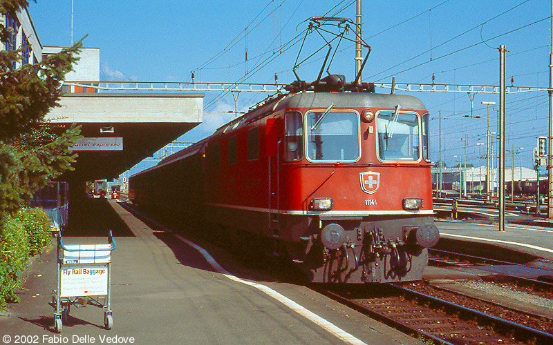 Die rote Re 4/4 II 11144 mit nur einem Stromabnehmer vor dem Ersatzzug f&uuml;r EC 164 "Kaiserin Elisabeth" nach Z&uuml;rich HB (Buchs SG, September 2002)