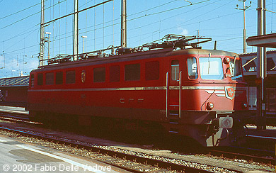 Zum Vergr&ouml;&szlig;ern klicken - Die rote Ae 6/6 11425 tr&auml;gt das Wappen vom Kanton Gen&egrave;ve (Buchs SG, September 2002).