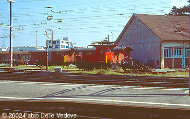 Zum Vergr&ouml;&szlig;ern klicken - Die Rangierlok TeIII 140 im Depot (Buchs SG, September 2002).