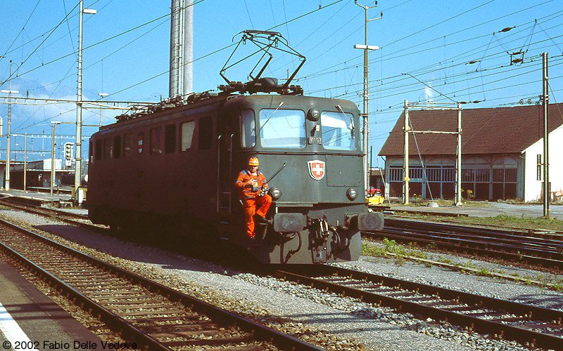 Die gr&uuml;ne Ae 6/6 11467 rangiert. Sie ziert das Wappen von Zofingen (Buchs SG, September 2002)