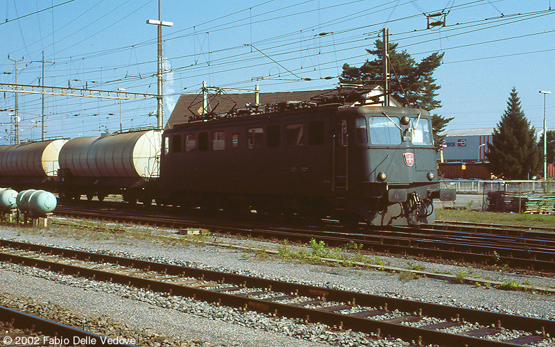 Mit einem G&uuml;terzug verl&auml;&szlig;t die gr&uuml;ne Ae 6/6 11504 Buchs SG in Richtung Sargans. Diese Lok tr&auml;gt das Wappen von Le Locle (Buchs SG, September 2002)