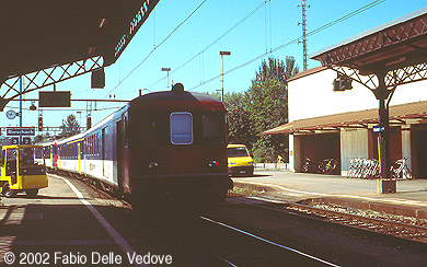 Zum Vergr&ouml;&szlig;ern klicken - Abfahrt des REG 7048 nach Winterthur vom Gleis 2 um 12:41 Uhr (Rorschach, September 2002).