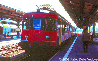 Zum Vergr&ouml;&szlig;ern klicken - In Romanshorn steht der RBe 4/4 540 042-9 auf Gleis 2 zur Abfahrt um 14:00 Uhr nach Rorschach als REG 7053 bereit (Romannshorn, September 2002).