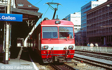 Zum Vergr&ouml;&szlig;ern klicken - Der Triebwagen BDeh 4/4 14 der Appenzeller Bahnen im Endbahnhof in St. Gallen (September 2002).