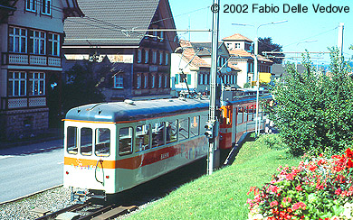 Zum Vergr&ouml;&szlig;ern klicken - Triebwagen 6 der Trogener Bahn mit angeh&auml;ngtem Partywagen bei der Einfahrt in den Endbahnhof in Trogen (September 2002).