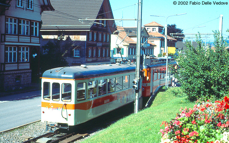 Triebwagen 6 der Trogener Bahn mit angeh&auml;ngtem Partywagen bei der Einfahrt in den Endbahnhof in Trogen (September 2002)