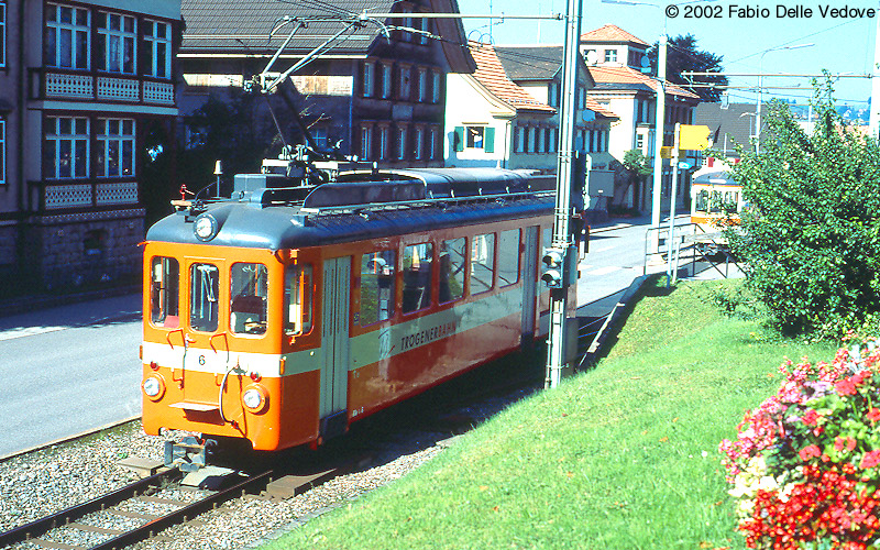 Der Triebwagen 6 setzt in Trogen um und wird in K&uuml;rze den Partywagen mit den zugestiegenen G&auml;sten nach St. Gallen bringen (September 2002)