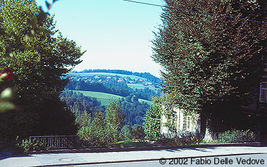 Zum Vergr&ouml;&szlig;ern klicken - Blick in die Landschaft vom kleinen Park beim Bahnhof (Trogen, September 2002).